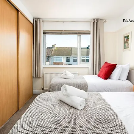 Apartment Business & Long Stays- Sleeps7-by Fabaccommodation Bristol