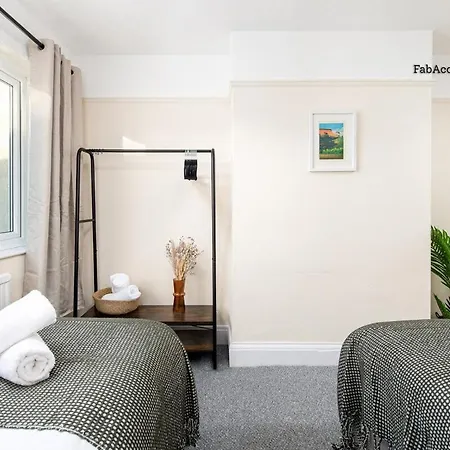 Business & Long Stays- Sleeps7-by Fabaccommodation Apartment Bristol