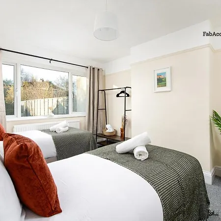 Business & Long Stays- Sleeps7-by Fabaccommodation