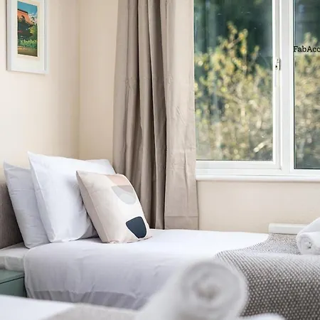 Business & Long Stays- Sleeps7-by Fabaccommodation Apartment *