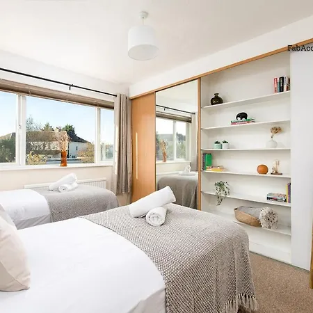 Business & Long Stays- Sleeps7-by Fabaccommodation