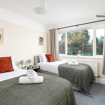 Business & Long Stays- Sleeps7-by Fabaccommodation