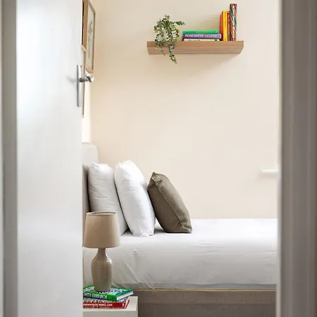 Business & Long Stays- Sleeps7-by Fabaccommodation Apartment Bristol