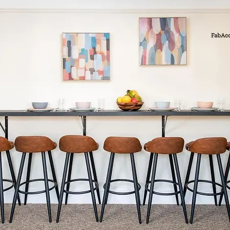 Business & Long Stays- Sleeps7-by Fabaccommodation *