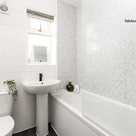 Business & Long Stays- Sleeps7-by Fabaccommodation Bristol