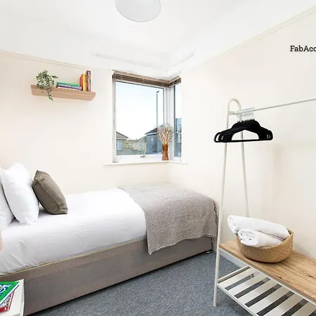 Business & Long Stays- Sleeps7-by Fabaccommodation * Bristol