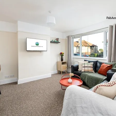 Business & Long Stays- Sleeps7-by Fabaccommodation Apartment *
