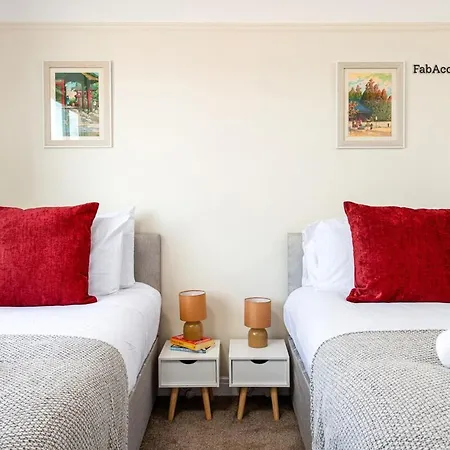 Apartment Business & Long Stays- Sleeps7-by Fabaccommodation Bristol