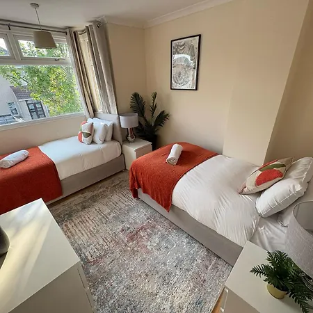 Business & Long Stays- Sleeps7-by Fabaccommodation Bristol