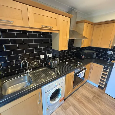 Business & Long Stays- Sleeps7-by Fabaccommodation Apartment