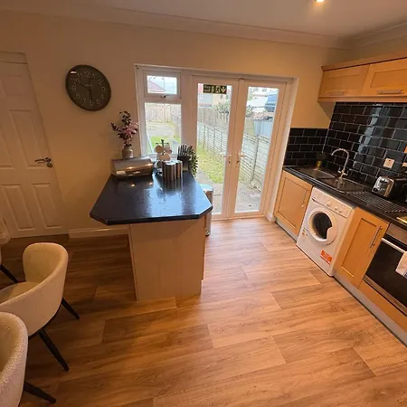 Apartment Business & Long Stays- Sleeps7-by Fabaccommodation *