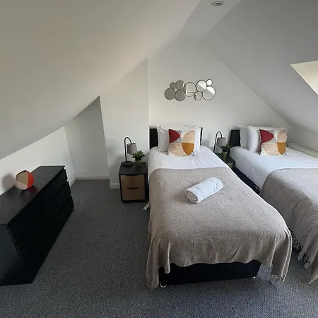 Business & Long Stays- Sleeps7-by Fabaccommodation