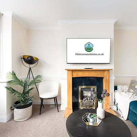 Apartment Business & Long Stays- Sleeps7-by Fabaccommodation Bristol
