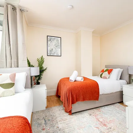 New Business & Long Stays- Sleeps7-by Fabaccommodation Bristol