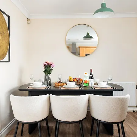 Business & Long Stays- Sleeps7-by Fabaccommodation Apartment