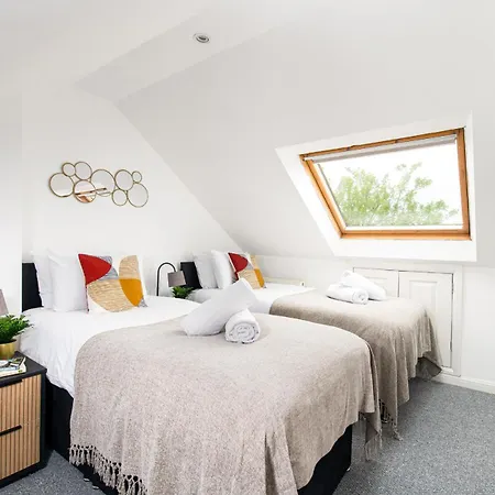 Apartment Business & Long Stays- Sleeps7-by Fabaccommodation