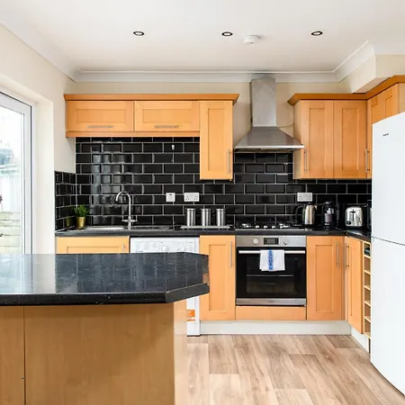 Business & Long Stays- Sleeps7-by Fabaccommodation Apartment *