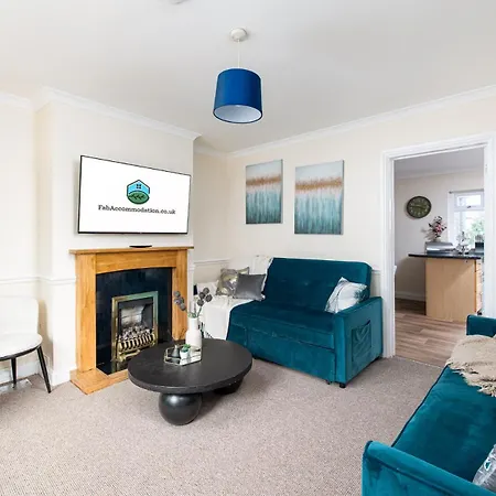 Business & Long Stays- Sleeps7-by Fabaccommodation Apartment