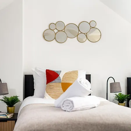 Business & Long Stays- Sleeps7-by Fabaccommodation Apartment *