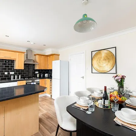 Business & Long Stays- Sleeps7-by Fabaccommodation *