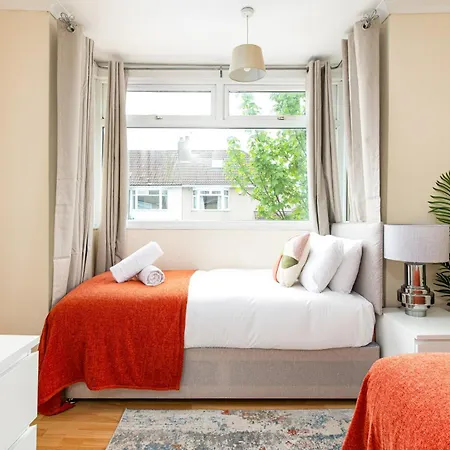 Business & Long Stays- Sleeps7-by Fabaccommodation Apartment