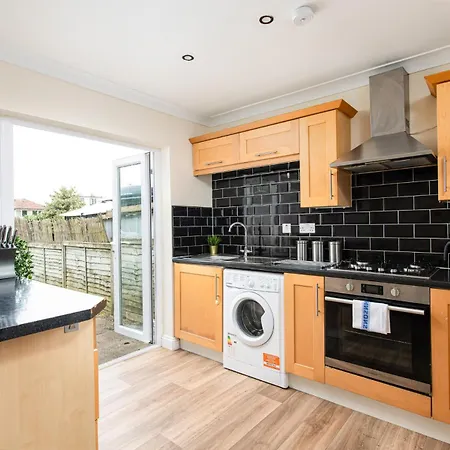 Business & Long Stays- Sleeps7-by Fabaccommodation Apartmán Bristol