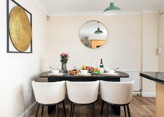 New Business & Long Stays- Sleeps7-by Fabaccommodation Apartman