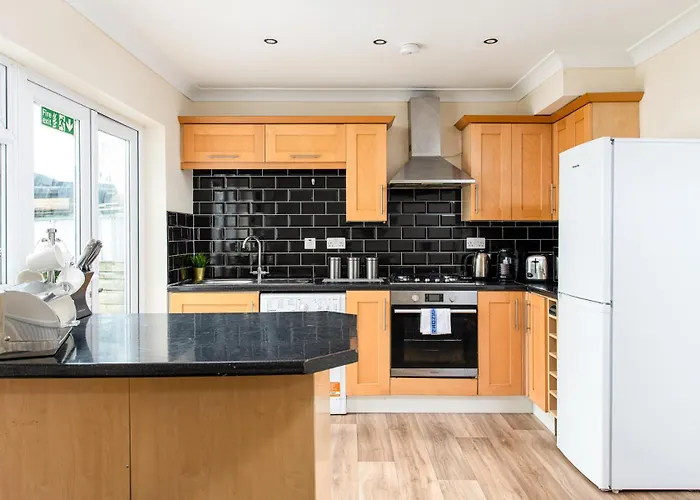 New Business & Long Stays- Sleeps7-by Fabaccommodation Apartman *