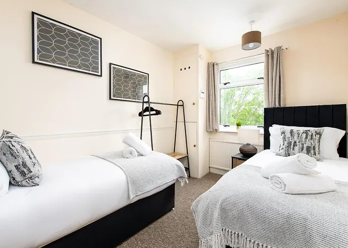 New Business & Long Stays- Sleeps7-by Fabaccommodation Bristol