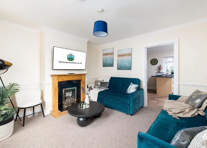 New Business & Long Stays- Sleeps7-by Fabaccommodation Apartman