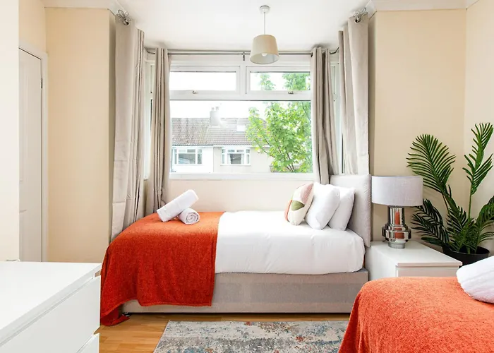 New Business & Long Stays- Sleeps7-by Fabaccommodation Apartman