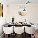 New Business & Long Stays- Sleeps7-by Fabaccommodation Appartement