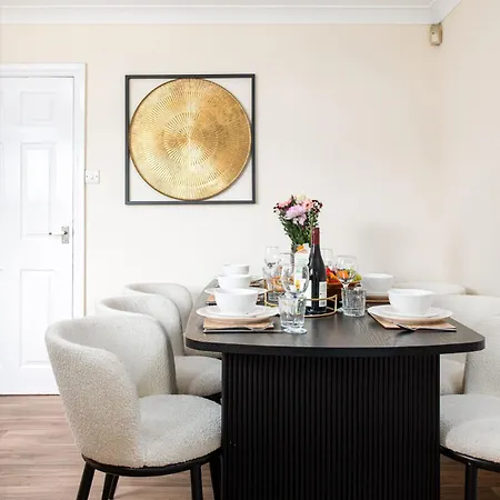 Business & Long Stays- Sleeps7-by Fabaccommodation Bristol