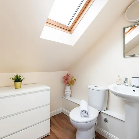 Appartamento Business & Long Stays- Sleeps7-by Fabaccommodation *