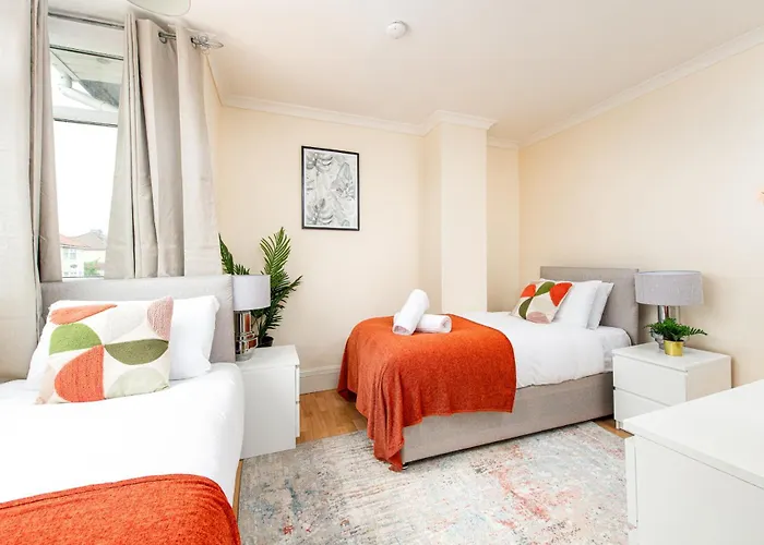 New Business & Long Stays- Sleeps7-by Fabaccommodation Bristol