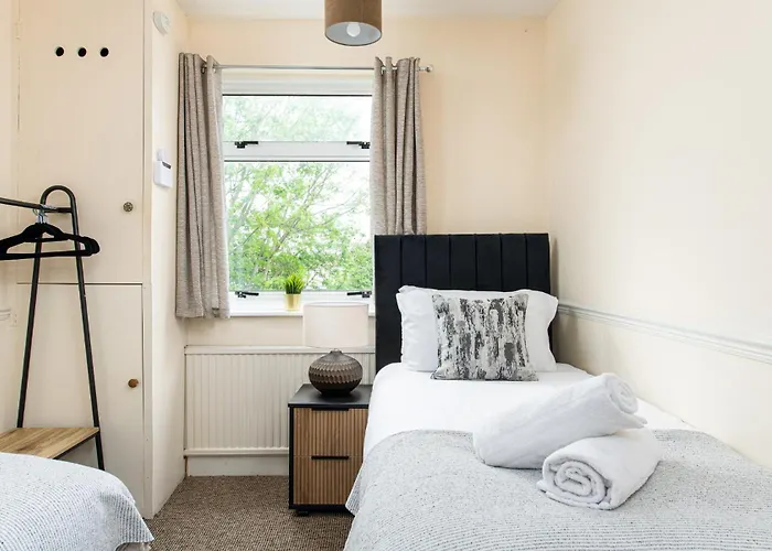 Apartment New Business & Long Stays- Sleeps7-by Fabaccommodation Bristol