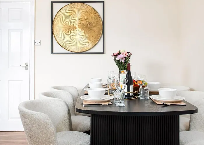 New Business & Long Stays- Sleeps7-by Fabaccommodation Bristol